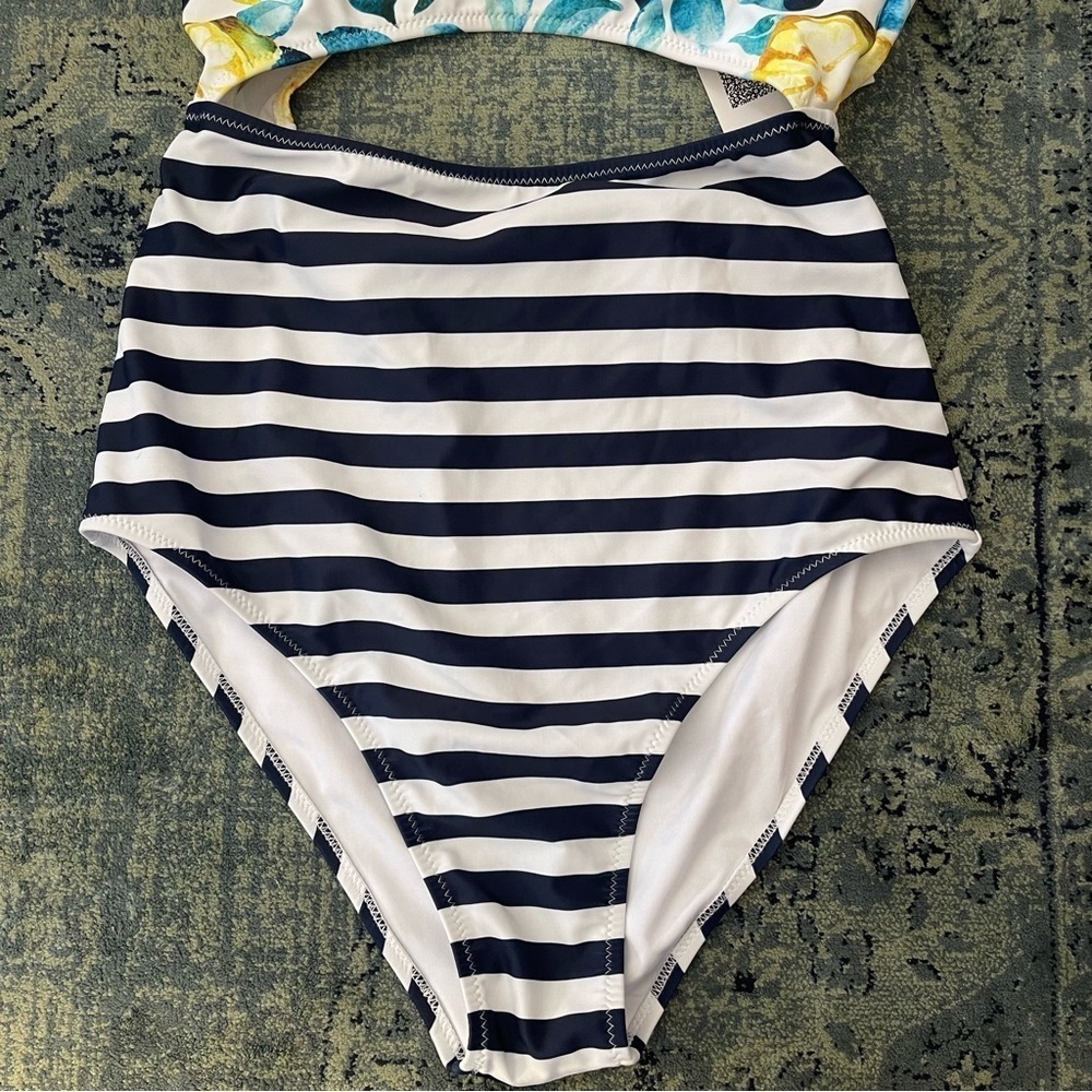 Cupshe Swimsuit M - Picture 4 of 5